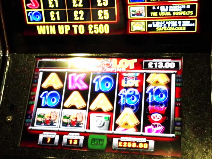 EUR 880 Daily freeroll slot tournament at Vegas Hero Casino